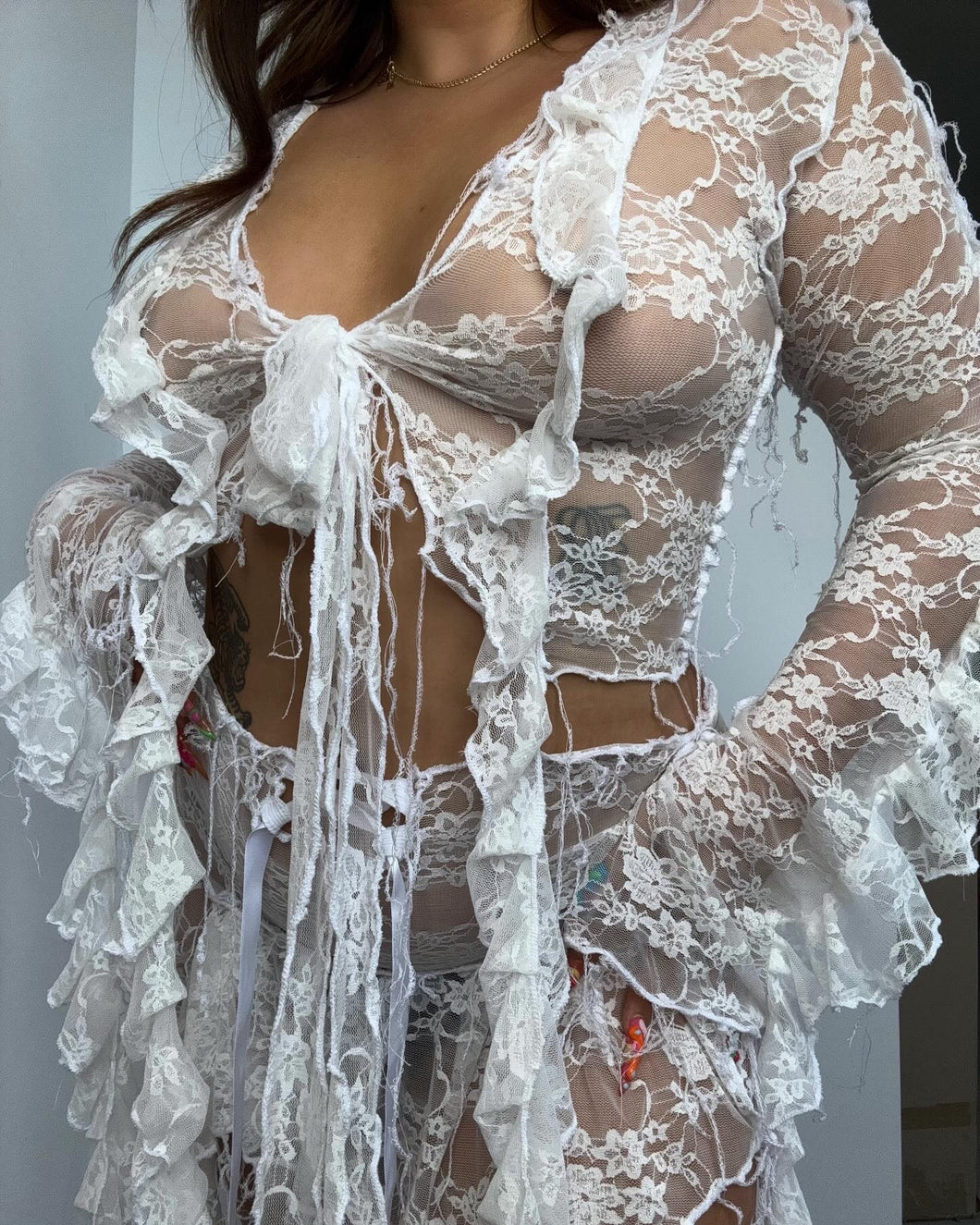 WHITE LACE TIE TOP